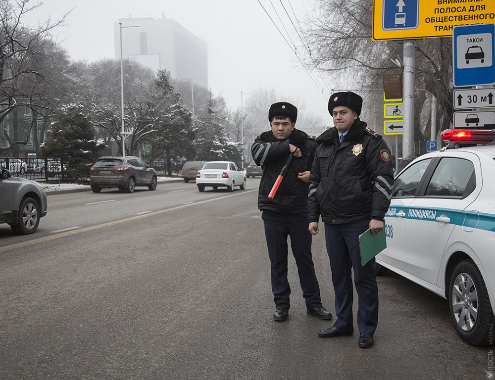 Полицейским Казахстана могут вернуть жезлы