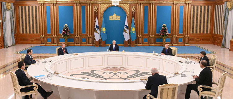 Токаев предложил странам ЕАЭС выработать экономические меры на фоне геополитической напряженности 