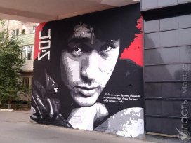 В Павлодаре граффитисты нарисовали большой портрет Виктора Цоя 
