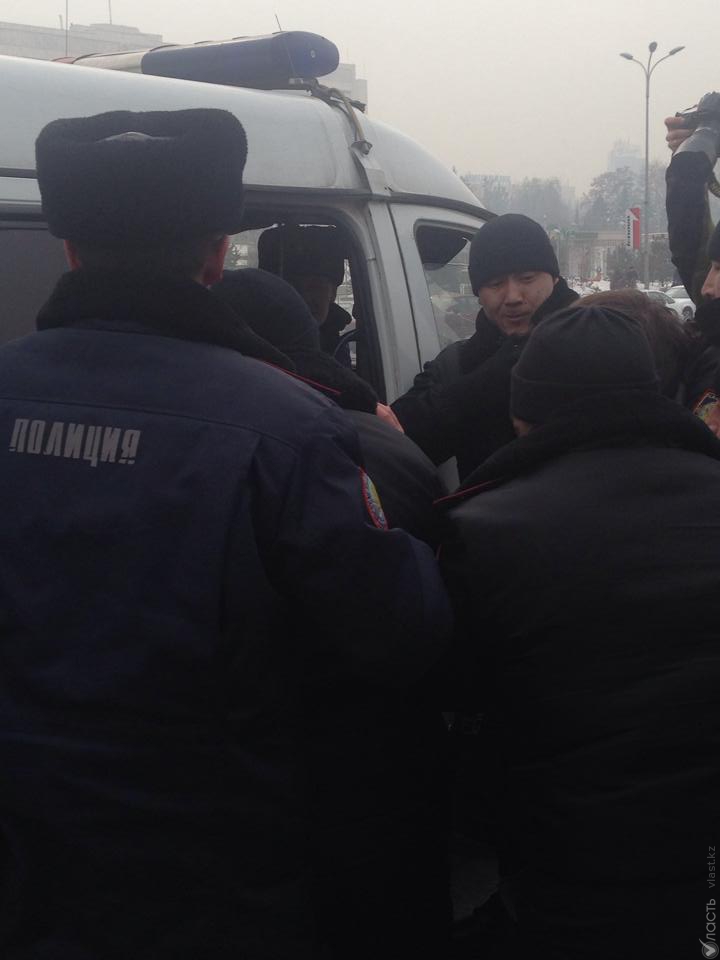 Полиция блокировала шествие протестующих к акимату города, идут задержания