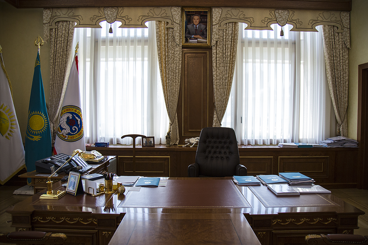 Ату 209 кабинет видео алматы. Офис президента Казахстана. Кабинет президента РК. Занавески в кабинет руководителя. Шторы в кабинет директора.