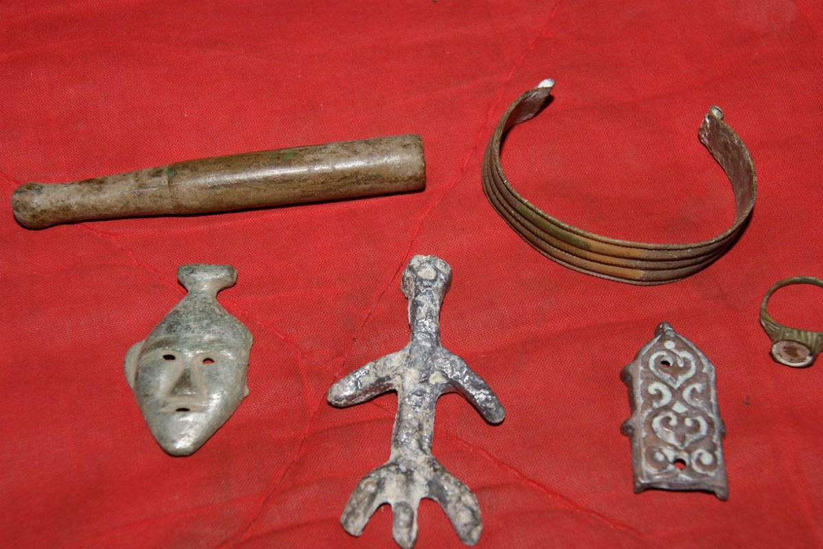 Фото находок, опубликованные в социальных сетях кладоискателем. Историки относят эти предметы к Кимакскому каганату (примерно IX век н.э) и золотоордынскому периоду